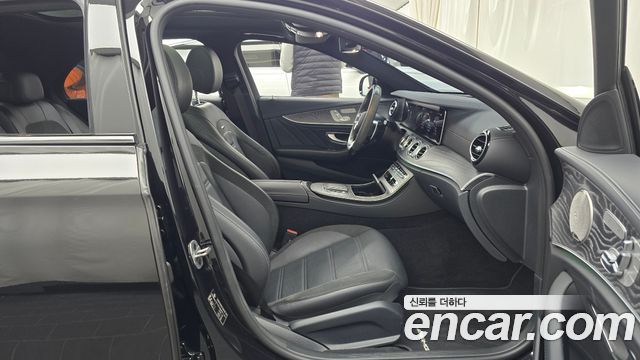 Mercedes-Benz E-Class 2023 — photo 16