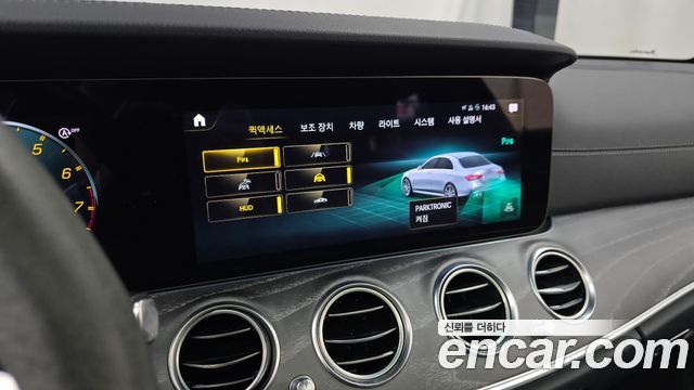 Mercedes-Benz E-Class 2023 — photo 32