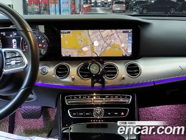 Mercedes-Benz E-Class 2019 — photo 11