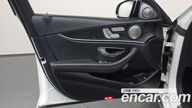 Mercedes-Benz E-Class 2019 — photo 14