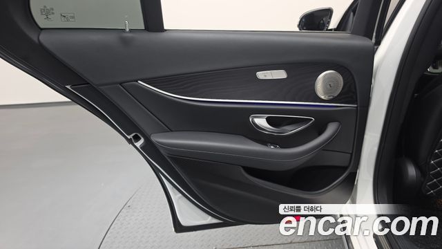 Mercedes-Benz E-Class 2019 — photo 15