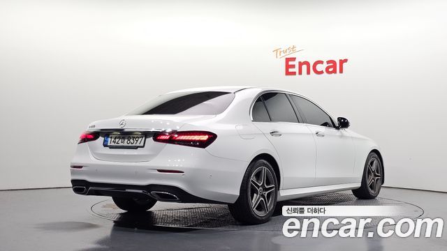 Mercedes-Benz E-Class 2023 — photo 2