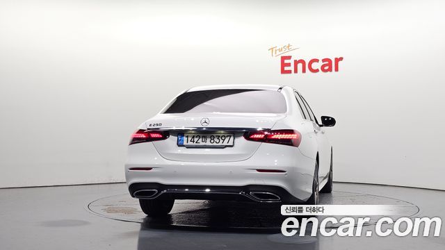 Mercedes-Benz E-Class 2023 — photo 4