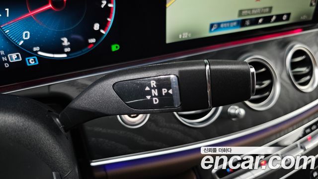 Mercedes-Benz E-Class 2023 — photo 12