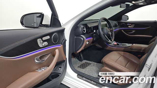Mercedes-Benz E-Class 2023 — photo 13