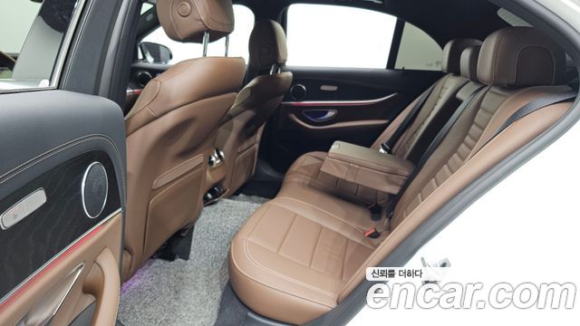 Mercedes-Benz E-Class 2023 — photo 18