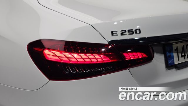 Mercedes-Benz E-Class 2023 — photo 9