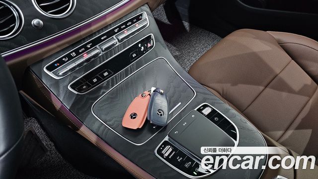 Mercedes-Benz E-Class 2023 — photo 27