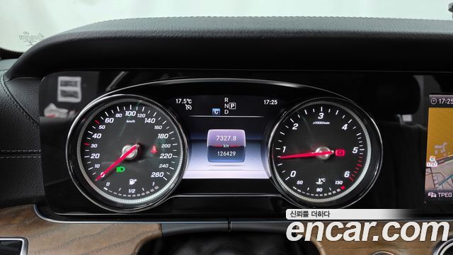Mercedes-Benz E-Class 2019 — photo 11