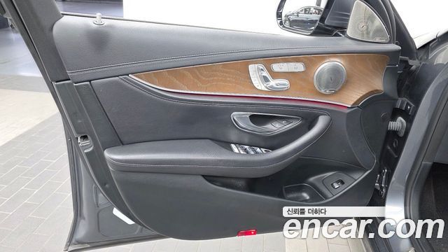Mercedes-Benz E-Class 2019 — photo 14