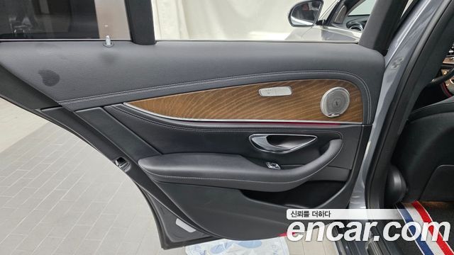 Mercedes-Benz E-Class 2019 — photo 15