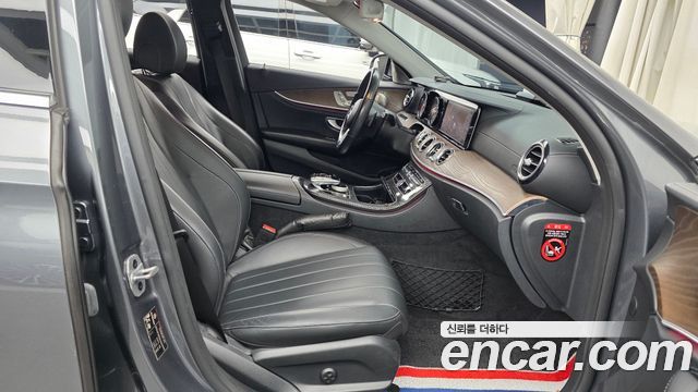 Mercedes-Benz E-Class 2019 — photo 16