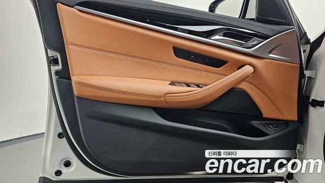 BMW 5-Series 2022 — photo 14