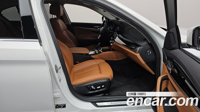 BMW 5-Series 2022 — photo 16