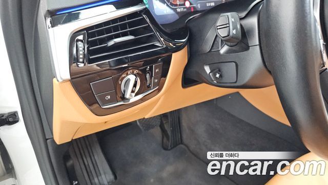 BMW 5-Series 2022 — photo 27
