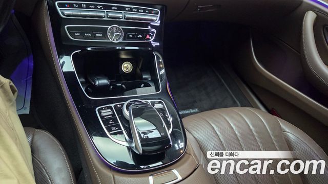 Mercedes-Benz E-Class 2017 — photo 12
