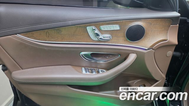 Mercedes-Benz E-Class 2017 — photo 18