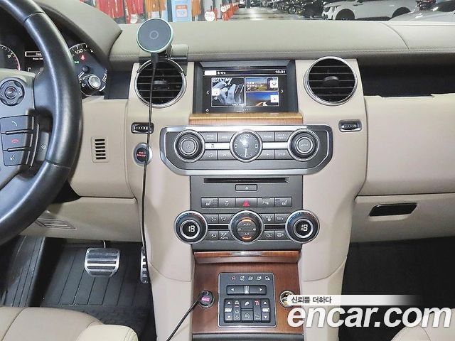 Land Rover Discovery 2016 — photo 11