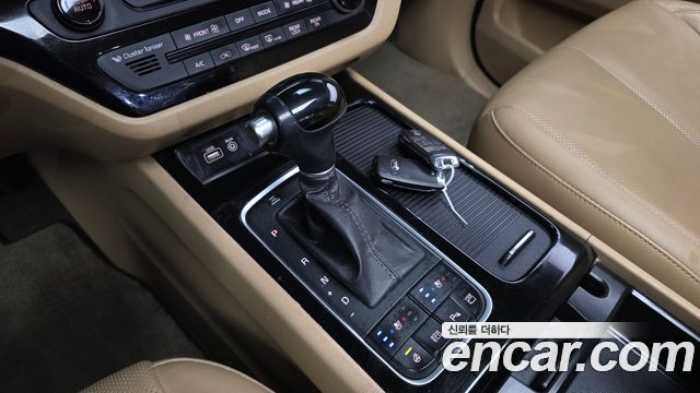 Kia Canival 2015 — photo 12