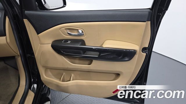 Kia Canival 2015 — photo 14