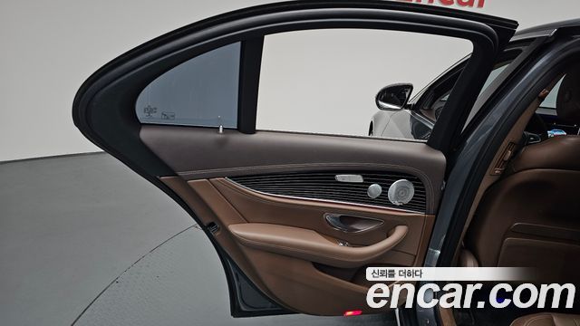 Mercedes-Benz E-Class 2018 — photo 15