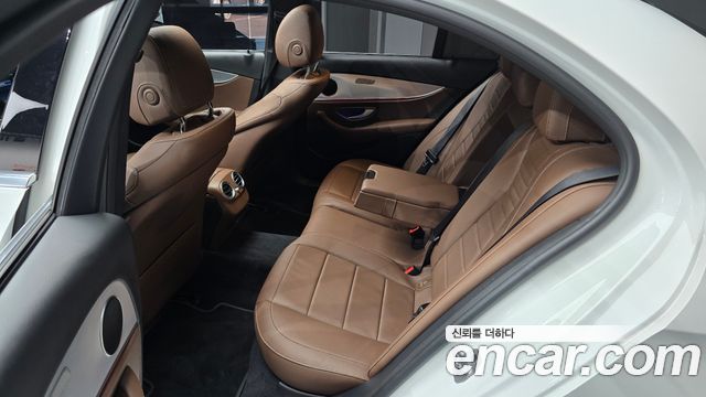 Mercedes-Benz E-Class 2020 — photo 18