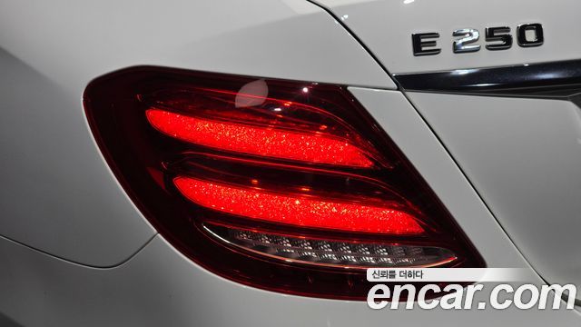Mercedes-Benz E-Class 2020 — photo 9