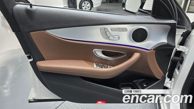 Mercedes-Benz E-Class 2020 — photo 14