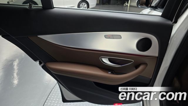 Mercedes-Benz E-Class 2020 — photo 15