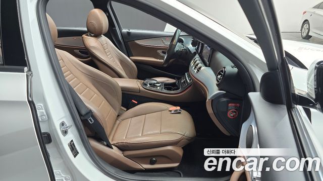 Mercedes-Benz E-Class 2020 — photo 16