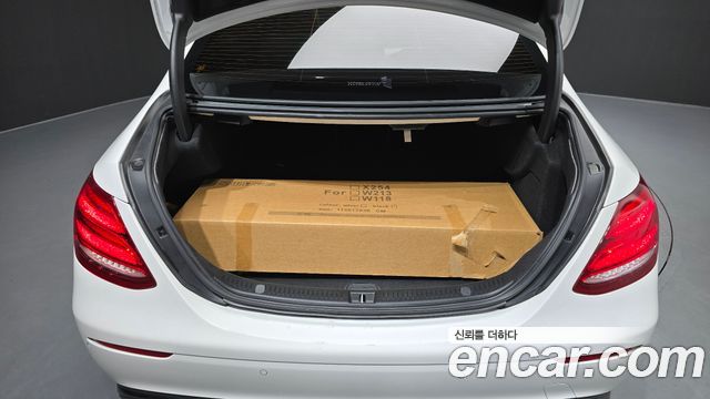 Mercedes-Benz E-Class 2020 — photo 35