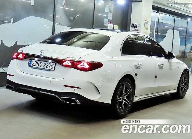 Mercedes-Benz E-Class 2025 — photo 4