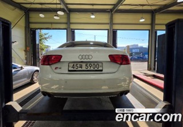 Audi S8 2013 — photo 2