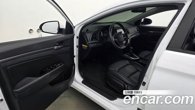 Hyundai AVANTE 2018 — photo 13