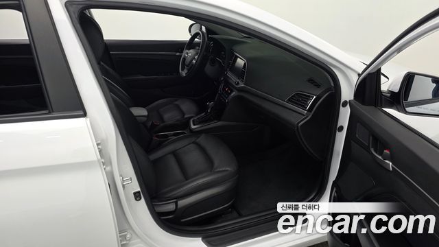 Hyundai AVANTE 2018 — photo 17
