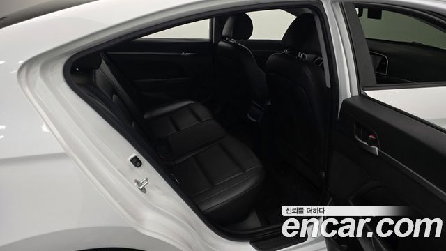 Hyundai AVANTE 2018 — photo 18