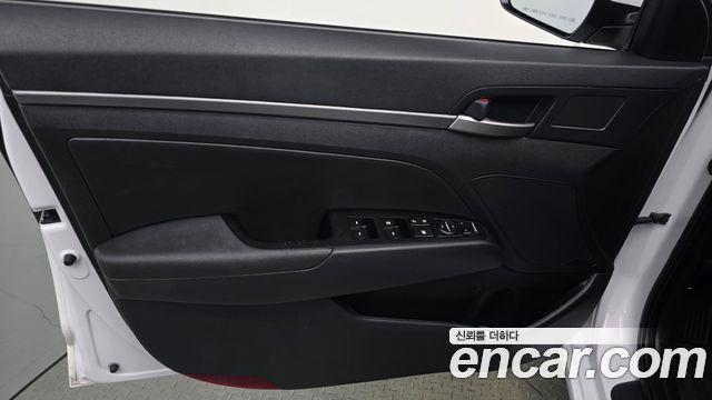 Hyundai AVANTE 2018 — photo 14