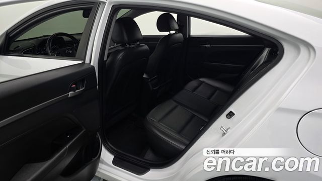 Hyundai AVANTE 2018 — photo 16