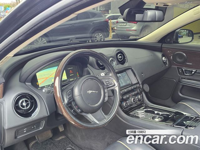 Jaguar XJ 2017 — photo 7