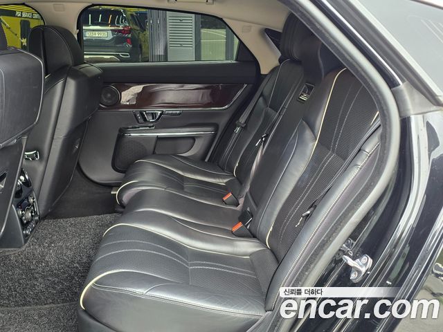Jaguar XJ 2017 — photo 8