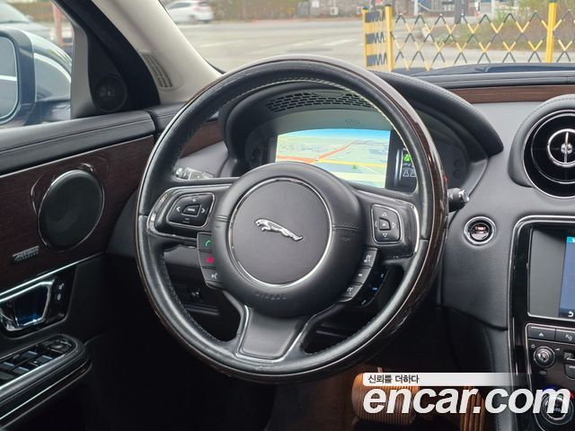 Jaguar XJ 2017 — photo 11