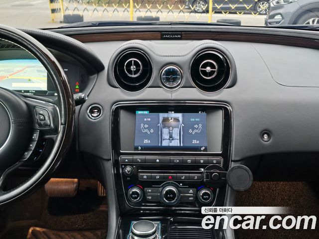 Jaguar XJ 2017 — photo 12