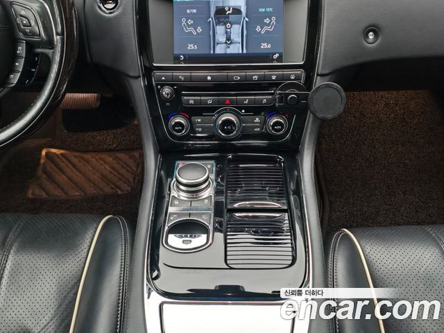 Jaguar XJ 2017 — photo 13