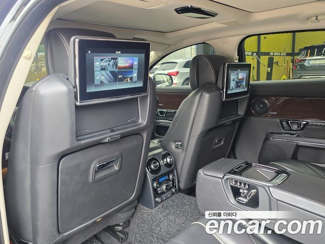 Jaguar XJ 2017 — photo 16