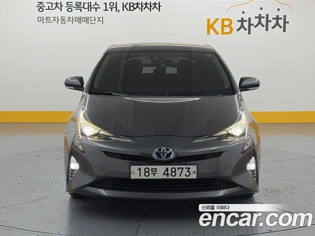Toyota Prius 2017 — photo 2