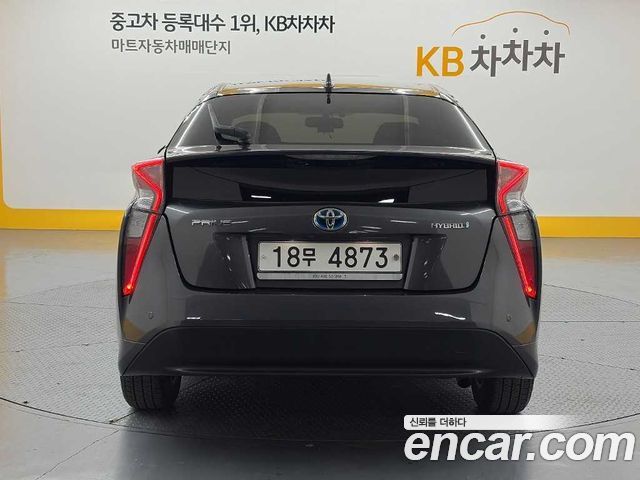Toyota Prius 2017 — photo 3