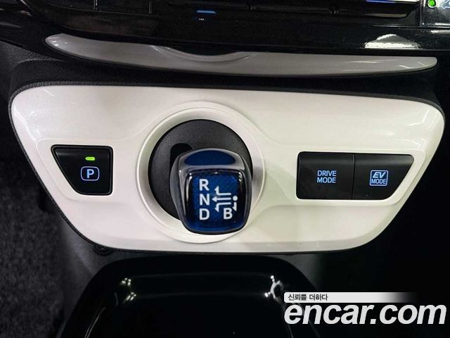 Toyota Prius 2017 — photo 8