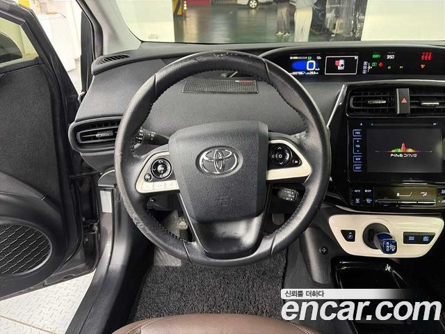 Toyota Prius 2017 — photo 9
