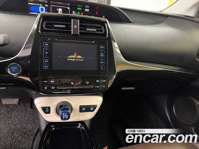 Toyota Prius 2017 — photo 10