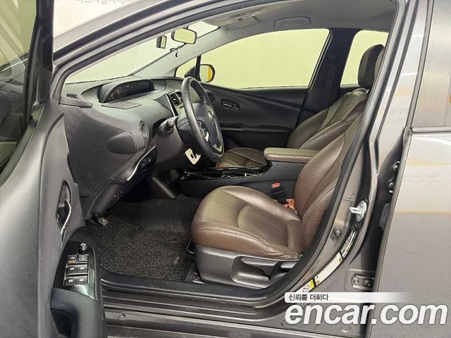 Toyota Prius 2017 — photo 11